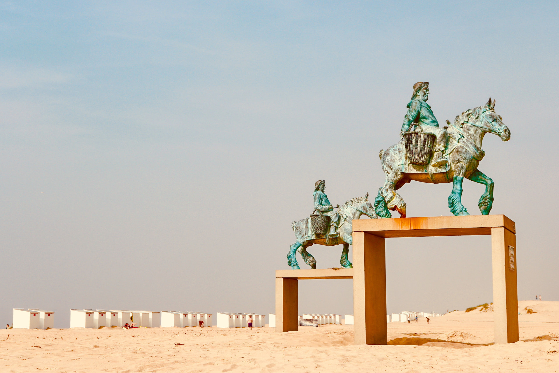 Het strand van Koksijde met strandcabines en duinen
