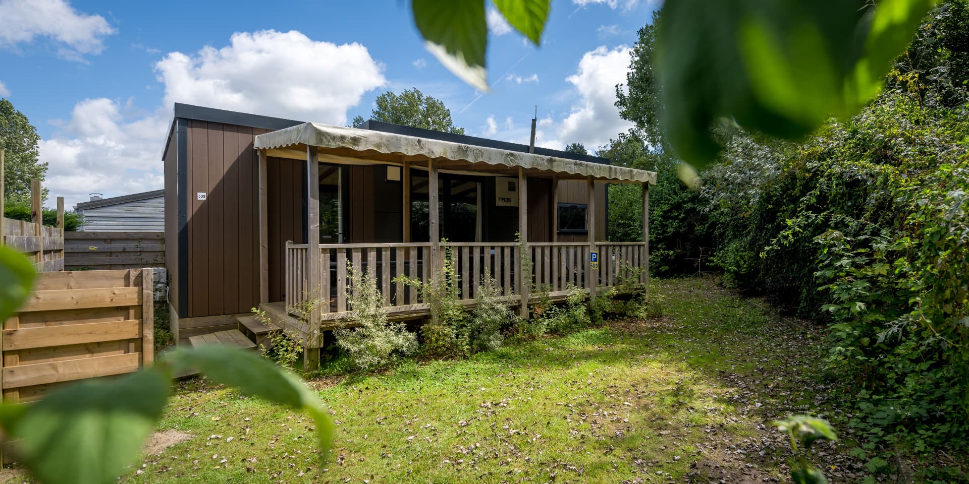 Chalet omringd door groen en struiken